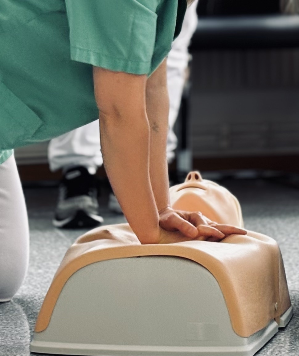 HLR utförs på docka av deltagare